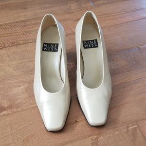 Womans leather pumps